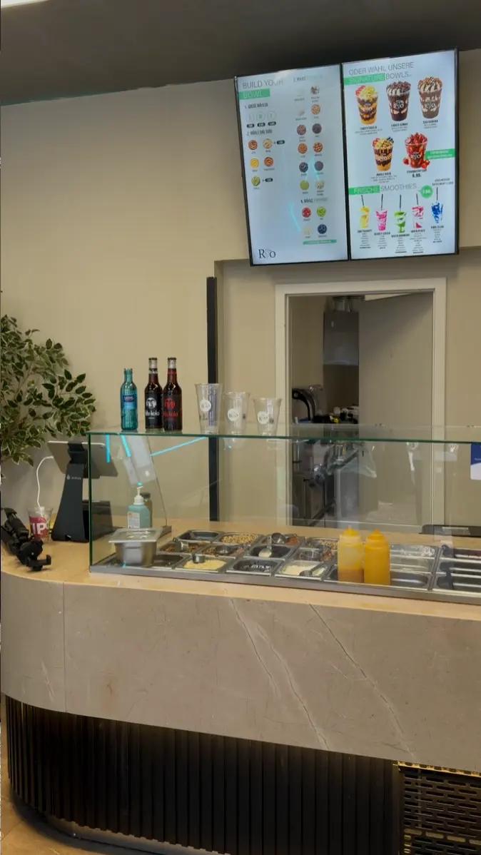 Die Theke im Sommer: Menübildschirme, Toppings, Palme