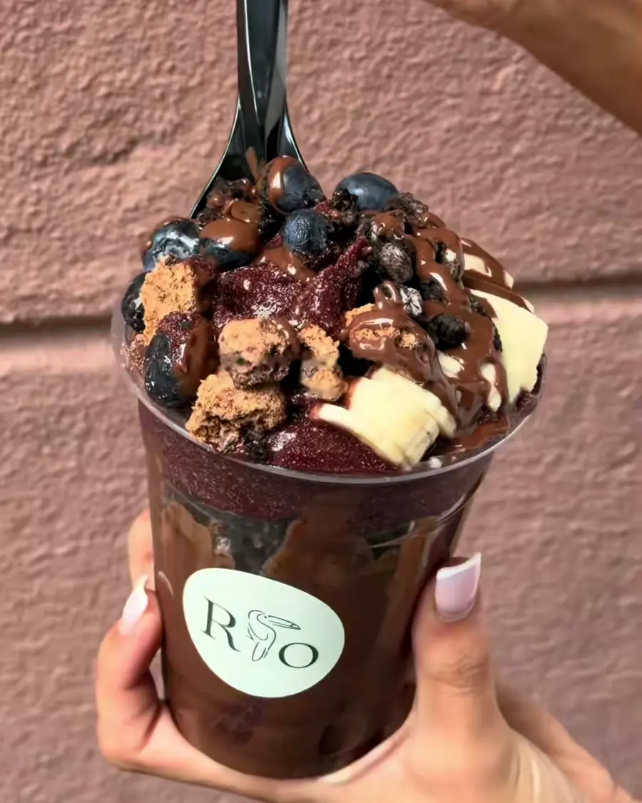 Choco Samba: Açaí mit Schokosoße, Cookie-Stücken, Blaubeeren und Banane