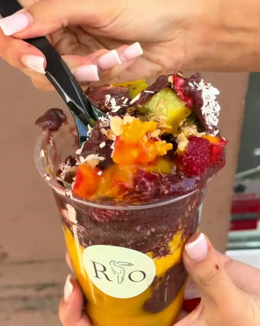 Fruity Favela im RIO-Becher: Mango-Schicht und Açaí, oben Kiwi, Erdbeere, Mango und Kokos