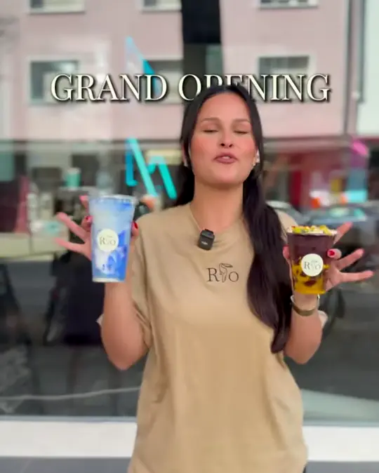 Grand Opening am 30. Juni: Mitarbeiterin mit Bowl und Smoothie vor dem Laden