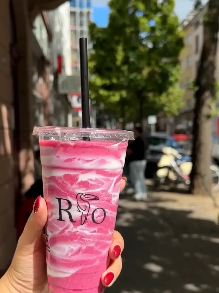Pinker Pitaya-Smoothie im RIO-Becher auf der Berger Straße