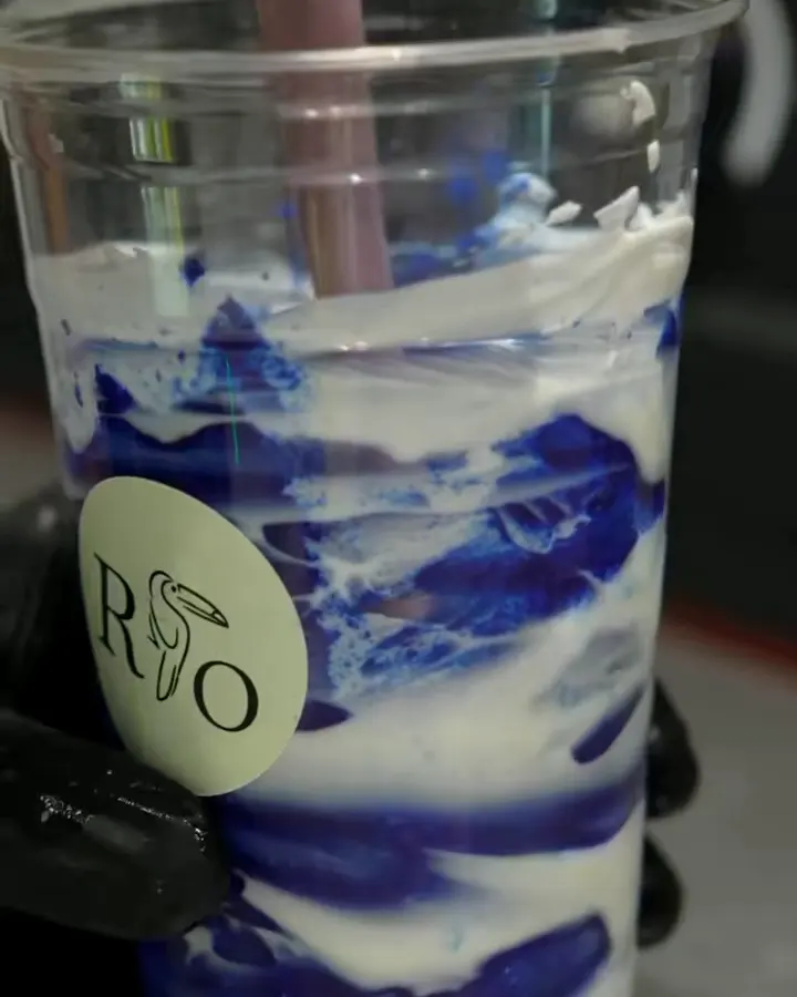 Blau-weiß marmorierter Smoothie im RIO-Becher