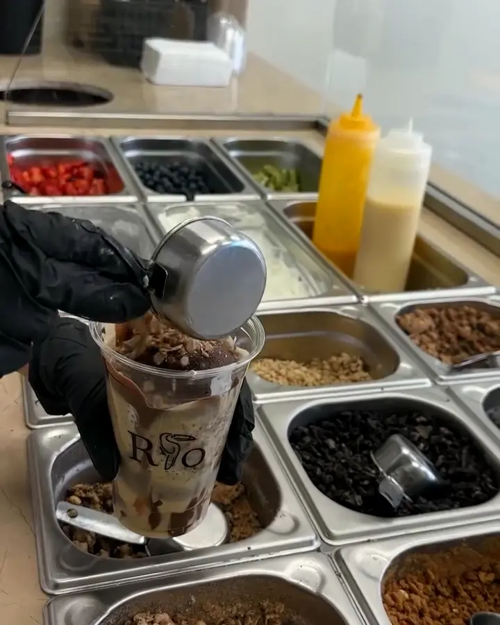 Toppings werden an der offenen Theke in den RIO-Becher geschöpft